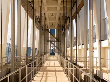 NERSOOG, NETHERLANDS - 3, 2023: Hollanda Lauwersoog 'daki Cleveringsluizen kilit binasının makara ve kabloları ile iç yapı