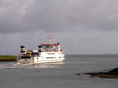 NETHERLANDS - 4 Ocak 2023: feribot Rottum Lauwersoog 'dan Wadden Denizi' nden Batı Frizya 'daki Schiermonnikoog adasına hareket ediyor.