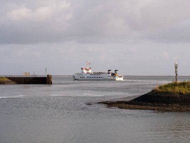NETHERLANDS - 4 Ocak 2023: feribot Rottum Lauwersoog 'dan Wadden Denizi' nden Batı Frizya 'daki Schiermonnikoog adasına hareket ediyor.