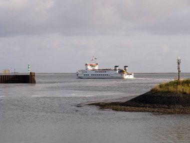 NETHERLANDS - 4 Ocak 2023: feribot Rottum Lauwersoog 'dan Wadden Denizi' nden Batı Frizya 'daki Schiermonnikoog adasına hareket ediyor.