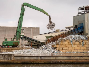 LEEUWARDEN, NETHERLANDS - 5, 2023: Kalay geri dönüşüm fabrikası Leeuwarden 'da vinç sökmek için teneke hurda toplanır
