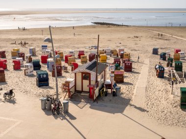 Borkum, Almanya - 16 Ağustos 2023: Doğu Frizya adası Borkum, Aşağı Saksonya, Almanya 'da kukuletalı sahil koltuğu ve çadır kiralama servisi