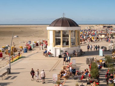 Borkum, Almanya - 16 Ağustos 2023: Doğu Frizya adası Borkum, Aşağı Saksonya, Almanya 'da sahil gezisinde müzik Pavyonu