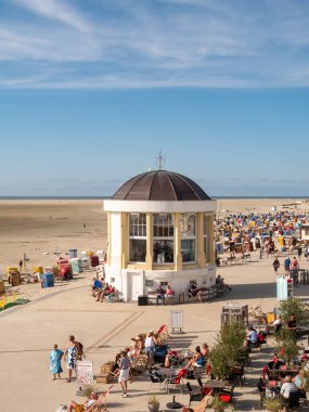 Borkum, Almanya - 16 Ağustos 2023: Doğu Frizya adası Borkum, Aşağı Saksonya, Almanya 'da sahil gezisinde müzik Pavyonu