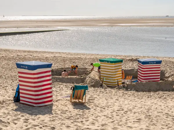 Borkum, Almanya - 16 Ağustos 2023: Doğu Frizya adası Borkum, Aşağı Saksonya, Almanya 'da kumla oynayan çocuklar