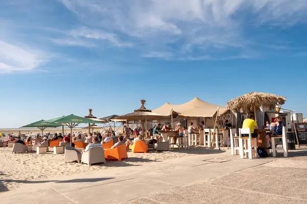 Borkum, Almanya - 16 Ağustos 2023: İnsanlar Borkum Adası, Doğu Frizya, Aşağı Saksonya, Almanya 'daki bir restoranın terasında keyif alıyorlar