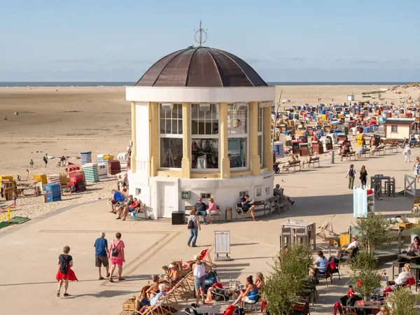 Borkum, Almanya - 16 Ağustos 2023: Doğu Frizya adası Borkum, Aşağı Saksonya, Almanya 'da sahil gezisinde müzik Pavyonu