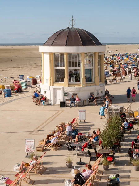 Borkum, Almanya - 16 Ağustos 2023: Doğu Frizya adası Borkum, Aşağı Saksonya, Almanya 'da sahil gezisinde müzik Pavyonu