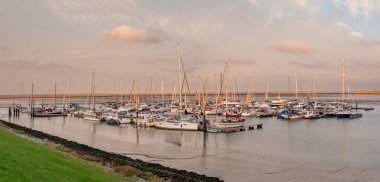 Langeoog, Almanya, 19 Ağustos 2023: Langeoog Adası, Doğu Frizya, Aşağı Saksonya Limanı Panoraması