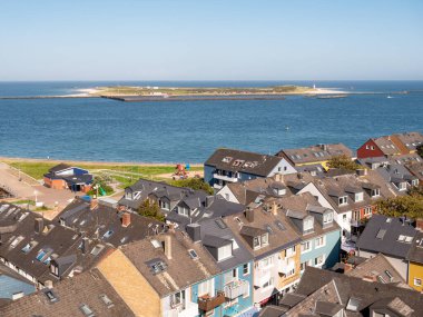 Helgoland, Almanya - 20 Ağustos 2023: Helgoland adasından Alman Körfezi, Kuzey Denizi, Almanya 'daki Dune adasına Panorama