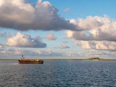 Grode-Appelland Hallig 'deki Flatboat mavnası ve Knudtswarft warft, Kuzey Frisia, Schleswig-Holstein, Almanya