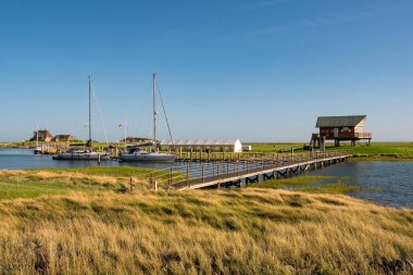 Hooge, Almanya - 21 Ağustos 2023: Köprü, Hooge Hallig Limanı, Kuzey Frizya Adaları, Holstein-Holstein