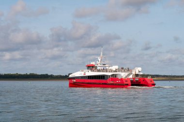 Amrum, Almanya - 24 Ağustos 2023: Almanya 'nın kuzeyinde Schleswig-Holstein eyâletinde, Amrum adası yakınlarındaki Wadden Denizi' nde yolcularla dolu Katamaran feribotu