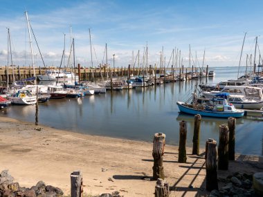 Amrum, Almanya - 24 Ağustos 2023: Almanya 'nın kuzeyinde Schleswig-Holstein eyâletinde, Wittdun' daki Amrumer Yat Kulübü marinasında tekneler
