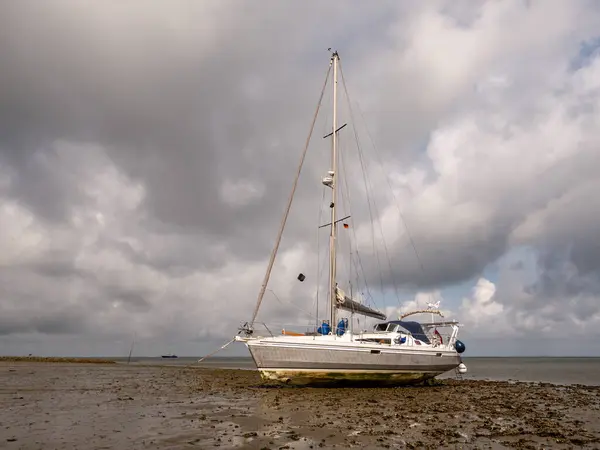 Sailboat Dried Out Aground Mud Flat Low Tide Wadden Sea — Stock Photo, Image