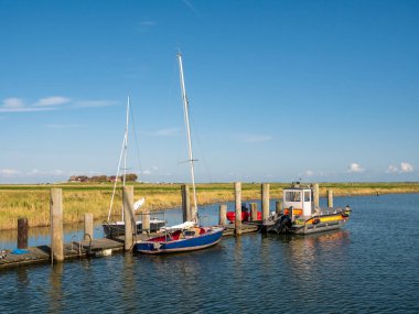 Hooge, Almanya - 21 Ağustos 2023: Hooge Hallig limanında tekneli Jetty, Kuzey Frizya Adaları, Holstein-Holstein