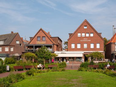 Juist, Almanya - 18 Ağustos 2023: Kurplatz, kaplıca meydanı, Doğu Frizya adası Juist, Aşağı Saksonya