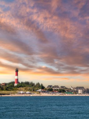 Sylt, Almanya - Sep 4, 2023: Günbatımında deniz fenerli Hoernum kıyısı, Sylt Adası, Kuzey Frizya, Schleswig-Holstein