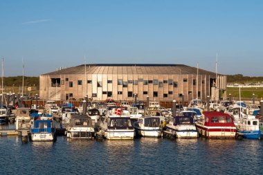 Esbjerg, Danimarka - Sep 5, 2023: Jutland 'ın Kuzey Denizi kıyısındaki Esbjerg şehrinde Esbjerg Strand marinasında tekneler