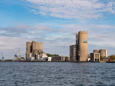 Aalborg, Danimarka - 15 Eylül 2023: Aalborg, Nordjylland Limfjord boyunca Portland çimento fabrikası