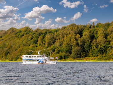 Mariager, Danimarka - 17 Sep 2023: Denizci Fjord 'la sonbaharda Himmerland, Nordjylland ormanlarındaki tepeler boyunca yelken açan kürek vapuru Svanen