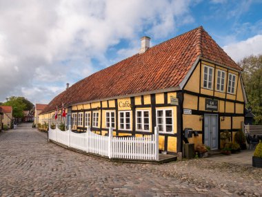 Mariager, Danimarka - 20 Eylül 2023: Danimarka 'nın Nordjylland kentindeki Mariager kasabasında yarım tahtadan yapılmış eski bir postane.