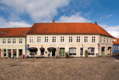 Mariager, Danimarka - 20 Sep 2023: Danimarka 'nın Nordjylland kentindeki çeşitli dükkanları olan Arnavut taşlı Torvet Meydanı