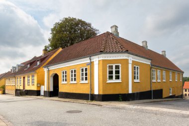 Hobro, Danimarka - 18 Eylül 2023 Hobro şehir merkezindeki Sondergade sokak sahnesi, Himmerland, Nordjylland