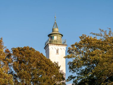 Danimarka 'nın Midtjylland kentindeki Tuno Adası' nın kilise ve deniz feneri.