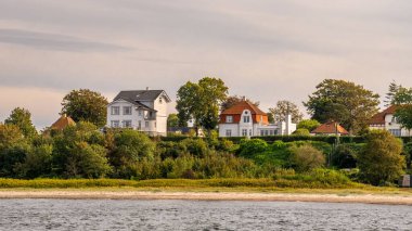 Strib, Danimarka - 25 Şubat 2023 Strib, Middelfart, Funen, Güney Danimarka 'daki Little Belt Boğazı boyunca ayrılmış liman villaları