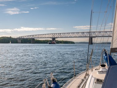 Little Belt, Danimarka - 25 Şubat 2023 Güney Danimarka 'da Jutland ve Funen' i birbirine bağlayan Eski Küçük Kemer Köprüsü 'ne yelken açan yelkenli.