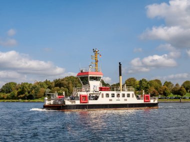 Kiel Kanalı, Almanya - 28 Şubat 2023: Feribot Memel Nobiskrug 'dan Schacht-Audorf' a, Schleswig-Holstein
