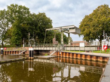 Gieselau, Almanya - 28 Şubat 2023: Kiel Kanalı 'ndan Eider' e, Schleswig-Holstein eyâletinde Gieselau kanal kilidi ve basküle köprüsü