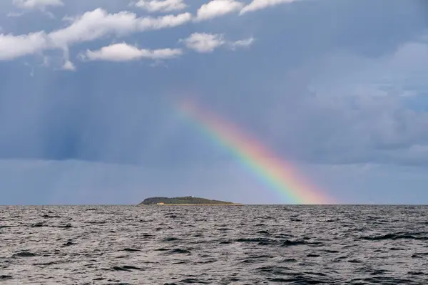 Regenboog Regenwolken Stormachtige Lucht Boven Hjelm Island Kattegat Denemarken — Stockfoto