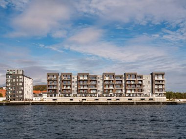 Aalborg, Danimarka - 15 Şubat 2023: Norresundby 'de Nordjylland, Aalborg' da Limfjord manzaralı modern deniz manzaralı apartman dairesi