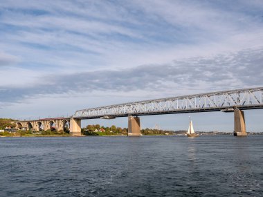 Little Belt, Danimarka - 25 Şubat 2023 Güney Danimarka 'da Jutland ve Funen' i birbirine bağlayan Eski Küçük Kemer Köprüsü 'nün altından yelken açan yelkenli