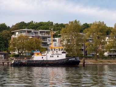 Holtenau, Almanya - Sep 27, 2023: Holtenau Kiel-Holtenau rıhtımı boyunca demirlemiş, Baltık Denizi 'nde Kiel Körfezi' nin bir parçası, Schleswig-Holstein