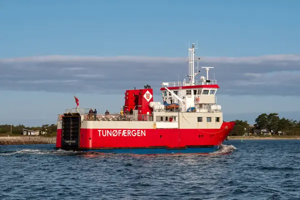 Tuno Dinamarca 2023 Barco Ferries Tunfaergen Con Pasajeros Acercándose Puerto Imagen De Stock