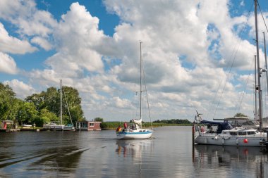 Lexfahre, Almanya - 16 Haziran 2024: Eiderhafen Lexfaehre, Holstein-Holstein eyâletinde Eider nehrinde yelkenli gezisi