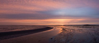 Batı Frizya adası Ameland, Friesland, Hollanda 'nın güneyinde, Pinkewad' da çamurlu deniz manzarası.
