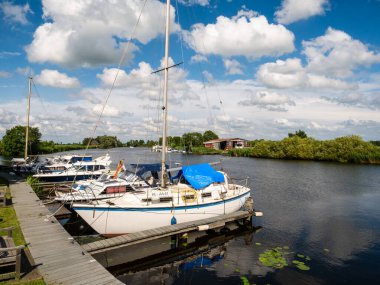 Lexfaehre, Almanya - 16 Haziran 2024: Marina Eiderhafen iskelesi Eider nehri boyunca, Schleswig-Holstein