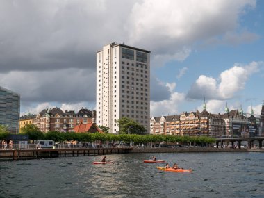 Kopenhag, Danimarka - 10 Ağustos 2024: Vesterbro 'daki Kalvebod Quay limanında kayak ve kürek sporu