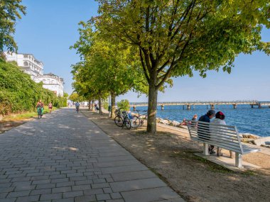 Sassnitz, Almanya - 26 Ağustos 2024: Sassnitz, Ruegen, Mecklenburg-Vorpommern 'de yürüyen, bisiklet süren ve dinlenen insanlar