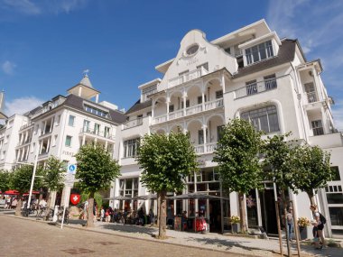 Sellin, Germany - Aug 23, 2024: White buildings in spa architecture style with shops and hotels on Wilhelmstrasse in Sellin on Ruegen island clipart