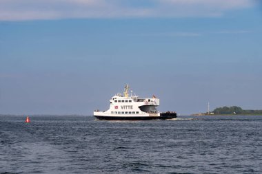 Ruegen, Almanya - 31 Ağustos 2024: Mecklenburg-Vorpommern 'deki Ruegen adasında Vitte ile Schaprode arasında giden yolcu feribotu