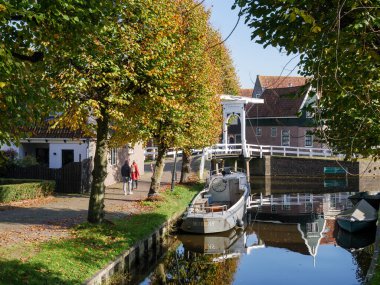 Monnickendam, Hollanda - 26 Ekim 2024: Monnickendam, Noord-Holland 'daki Lijnbaenbrugh asma köprüsü