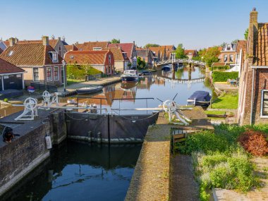 Hindeloopen, Hollanda - 14 Mayıs 2024: Hindeloopen, Friesland 'in tarihi eski kentinde Lock and Zijlroede kanalı