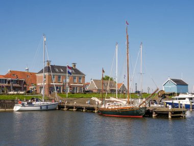 Hindeloopen, Hollanda - 14 Mayıs 2024: Yelkenli ve hendekli eski liman, Hindeloopen, Friesland, Hollanda