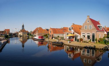 Hindeloopen, Hollanda - 14 Mayıs 2024: Zijlroede kanalı ve kilitçi Sylhus, eski Hindeloopen, Friesland kasabasında