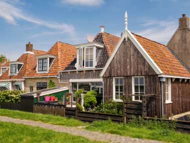 Makkum, Hollanda - 16 Mayıs 2024: Dike ve Friesland 'daki tarihi evlerin arka bahçeleri